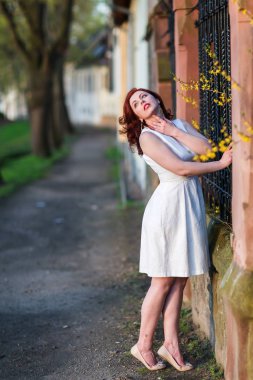 güzel kadın bir çitte teşkil etmektedir.