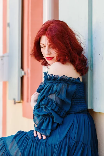 bir bankta bir kadının sahne seyir vintage