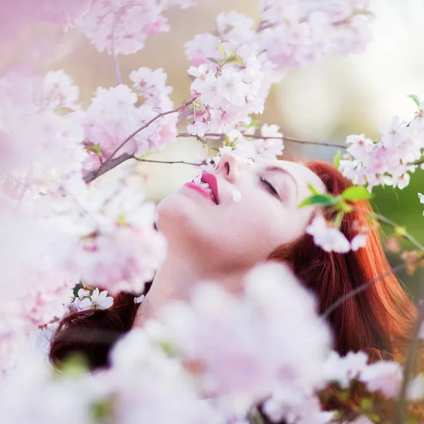 badem çiçekleri arasında güzel kadın