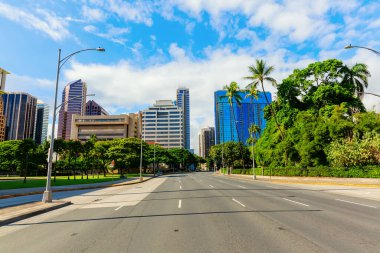 Honolulu, Oahu, Hawaii - Kasım 04, 2019 Honolulu şehir merkezinde sokak manzarası. Honolulu, ABD 'nin Hawaii eyaletinin başkenti ve en büyük şehridir.