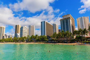 Honolulu, Oahu, Hawaii - 4 Kasım 2019: Tanımlanamayan insanlarla Waikiki plajı manzarası. Waikiki Honolulu 'nun bir mahallesidir ve Waikiki plajı ile ünlüdür.