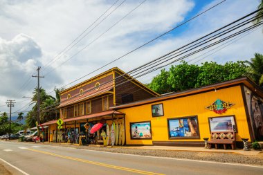 Haleiwa, Hawaii, ABD - Kasım 06, 2019: Haleiwa 'da sokak manzaralı. Haleiwa, Kuzey Sahili 'ndeki en büyük ticaret merkezi ve sörf ve dalış için popüler bir turizm merkezidir.