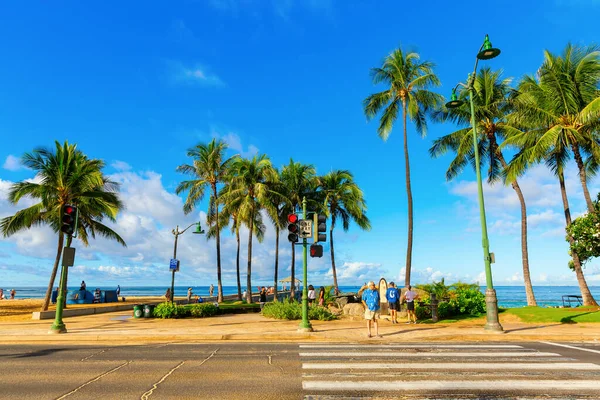 Honolulu Oahu Hawaii Novembre 2019 Kuhio Beach Park Con Persone — Foto Stock