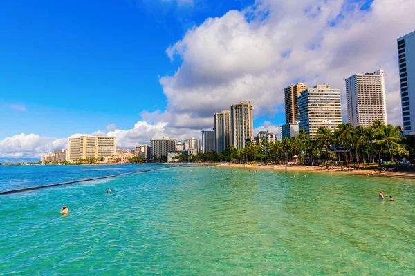 Honolulu, Oahu, Hawaii - 4 Kasım 2019: Tanımlanamayan insanlarla Waikiki plajı manzarası. Waikiki Honolulu 'nun bir mahallesidir ve Waikiki plajı ile ünlüdür.