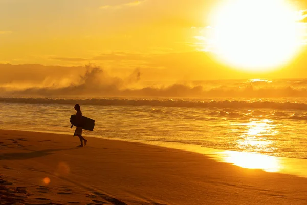夏威夷瓦胡岛普普洛凯 Pupukea 2019年11月5日 北岸落日海滩 Sunset Beach 这个地区以巨浪而闻名 吸引了来自全球各地的冲浪者 — 图库照片