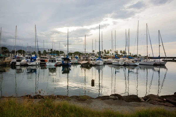 美国夏威夷哈莱瓦 2019年11月6日 哈莱瓦的帆船港 哈尔滨是北岸最大的商业中心 也是冲浪和潜水的热门旅游胜地 — 图库照片