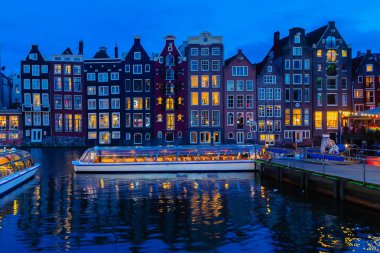 Hollanda, Amsterdam 'da bir kanaldaki tarihi gabya evlerinin resmi.