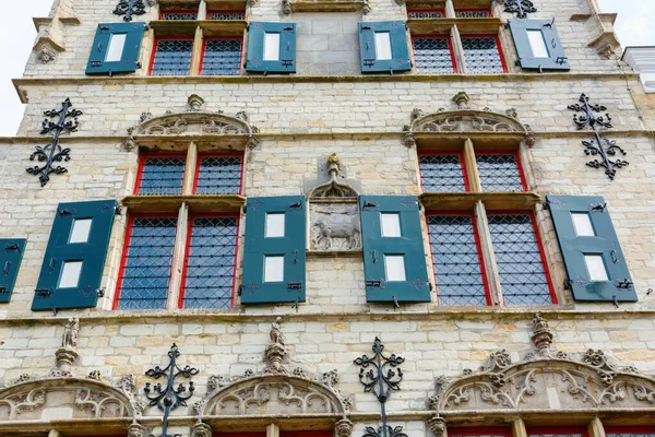 荷兰Veere一座窗户关着的历史性建筑的立面 — 图库照片