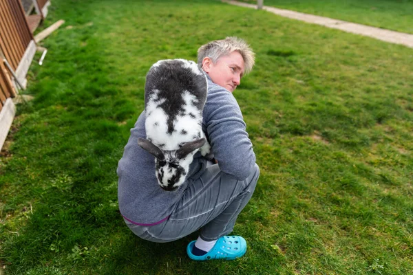 Pet Rabbit Sits Back Mature Woman — Stock Photo, Image