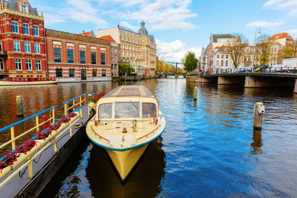 Kilátás Egy Csatornára Amszterdam Óvárosában Hollandiában — Stock Fotó