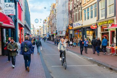 Amsterdam, Hollanda - 28 Ekim 2020: Amsterdam 'da alışveriş caddesi, kimliği belirsiz insanlarla dolu. Amsterdam, Hollanda 'nın başkenti ve en kalabalık şehridir.