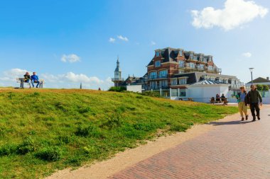 Domburg, Hollanda - 8 Haziran 2019: Domburg 'da kimliği belirlenemeyen eski bir villa ile kumul manzarası. Domburg Zeeland eyaletinde popüler bir turizm merkezidir.