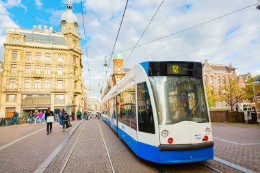 Amsterdam, Hollanda - 28 Ekim 2020: Amsterdam sokak manzaralı, kimliği belirsiz insanlar. Amsterdam, Hollanda 'nın başkenti ve en kalabalık şehridir.