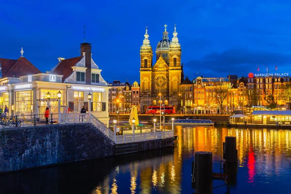 Amsterdam Hollanda Ekim 2020 Merkezi Istasyondan Aziz Nicholas Bazilikası Gece — Stok fotoğraf