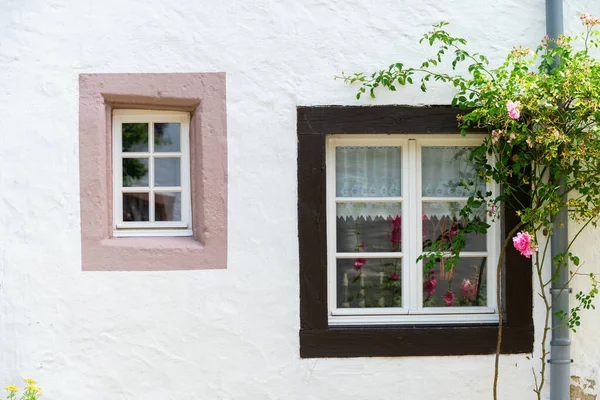 ドイツ アイフェル州クロンエンブルクの古い家の窓の写真 — ストック写真