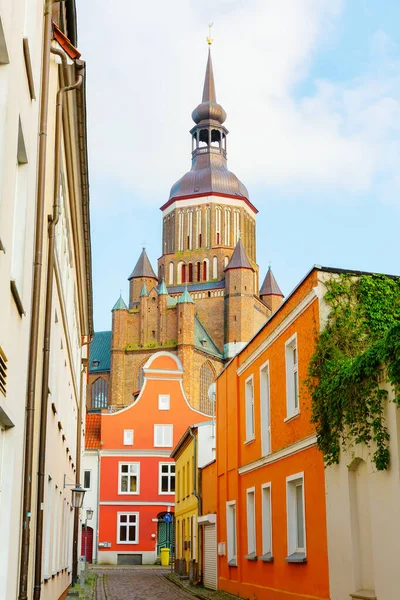 ドイツ シュトラールスンドの旧市街の教会のある街並みの写真 — ストック写真