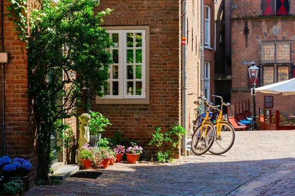 オランダ ナイメーヘンの歴史ある旧市街の路地の写真 — ストック写真