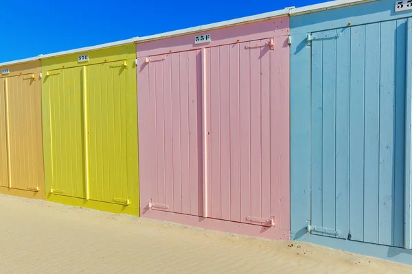 Imagen Escénica Una Fila Coloridas Cabañas Playa — Foto de Stock