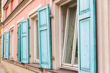 Almanya 'nın Bamberg kentindeki eski bir evin pencereleri