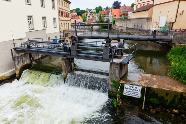 Bamberg Bavyera Almanya Daki Regnitz Nehrindeki Weir Tabelası Dikkat Çekmek — Stok fotoğraf