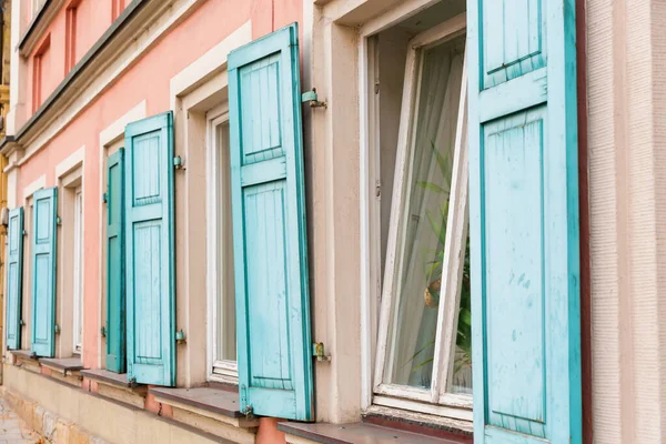 Almanya Nın Bamberg Kentindeki Eski Bir Evin Pencereleri — Stok fotoğraf