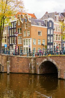 Hollanda, Amsterdam 'da köprüleri olan tipik bir kanal görüntüsü