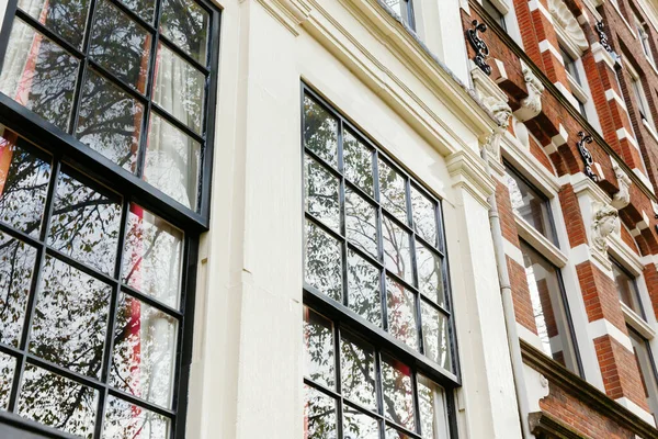 Imagen Una Ventana Frente Edificios Antiguos Típicos Amsterdam Países Bajos — Foto de Stock