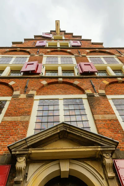 オランダのアムステルダムの典型的な古い建物のケーブルの写真 — ストック写真