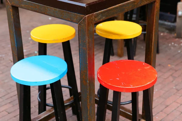 Photo Tabourets Bar Avec Différentes Couleurs Dans Café Extérieur — Photo