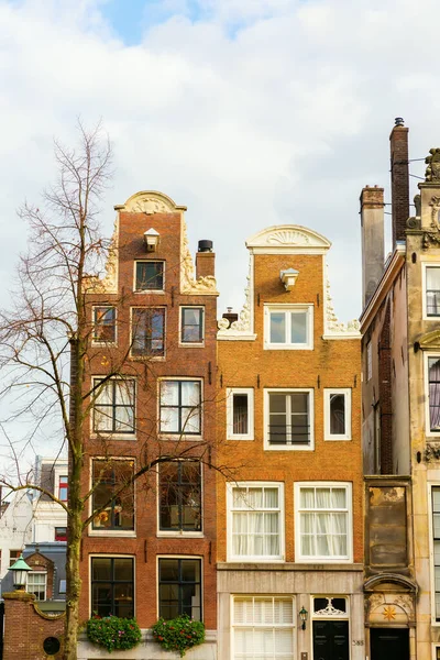 Foto Uma Gables Edifícios Antigos Típicos Amsterdã Países Baixos — Fotografia de Stock