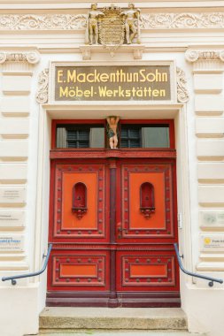 Stralsund, Almanya 12 Mayıs 2018: Stralsund 'da bir mobilya atölyesinin tarihi girişi. Tarihi Stralsund eski kasaba adası UNESCO 'nun Dünya Mirası Bölgesi