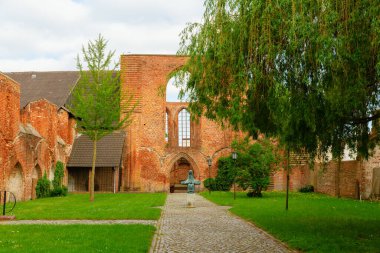 Stralsund, Almanya - 12 Mayıs 2018: Stralsund 'daki Johanniskloster harabesi. St. Francis 'in emriyle 1254' te dikildi.