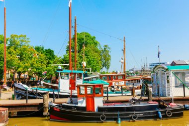 Leer, Almanya 20 Mayıs 2018: Leer, Ostfriesland limanında balıkçı tekneleri. Ostfriesland kapısı olarak adlandırılan Leer, iyi bir koruma statüsüne sahip çok sayıda tarihi binaya sahiptir.