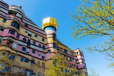 Darmstadt, Almanya 8 Nisan 2018: Darmstadt 'taki Waldspirale binası. Friedensreich Hundertwasser tarafından tasarlandı, 2000 yılında tamamlandı.