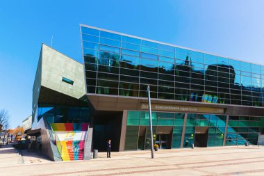 Darmstadt, Almanya 08 Nisan 2018: Darmstadt 'taki Darmstadtium binası, kimliği belirsiz insanlarla birlikte. Talik Chalabi tarafından tasarlanan ve 2007 yılında açılan modern bir bilim ve kongre merkezidir.