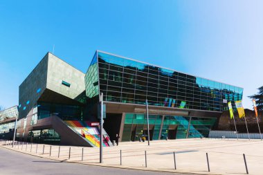 Darmstadt, Almanya 08 Nisan 2018: Darmstadt 'taki Darmstadtium binası, kimliği belirsiz insanlarla birlikte. Talik Chalabi tarafından tasarlanan ve 2007 yılında açılan modern bir bilim ve kongre merkezidir.