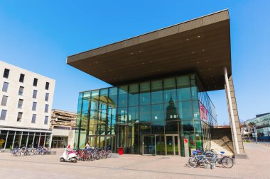 Darmstadt, Almanya - 8 Nisan 2018: Darmstadt Teknik Üniversitesi 'nin kimliği belirsiz kişilerle ana girişi. Bu, özerk üniversite ilan edilen ilk Alman üniversitesiydi.