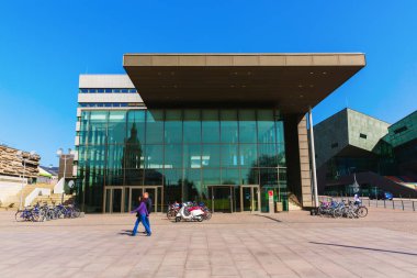 Darmstadt, Almanya - 8 Nisan 2018: Darmstadt Teknik Üniversitesi 'nin kimliği belirsiz kişilerle ana girişi. Bu, özerk üniversite ilan edilen ilk Alman üniversitesiydi.