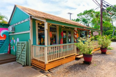 Haleiwa, Hawaii, Us - Kasım 06, 2019: Haleiwa 'da tipik bir mağaza. Haleiwa, Kuzey Sahili 'ndeki en büyük ticaret merkezi ve sörf ve dalış için popüler bir turizm merkezidir.