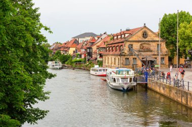 Bamberg, Almanya - 14 Haziran 2019: Küçük Venedik Bamberg, Bavyera 'da Regnitz nehrinde. Küçük Venedik, Regnitz nehri boyunca 17. yüzyıldan kalma tarihi binalardan oluşan bir topluluk.