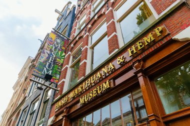 Amsterdam, Hollanda - 28 Ekim 2019: Hash, Marihuana ve Amsterdam kenevir müzesi. Esrarın tıbbi, manevi ve kültürel amaç için tarihsel ve modern kullanımına ilişkin bilgi sunar.