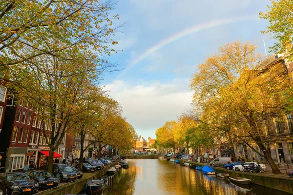 Amsterdam Nizozemsko Října 2019 Podzimní Městská Krajina Kanálem Amsterdamu Neidentifikovanými — Stock fotografie