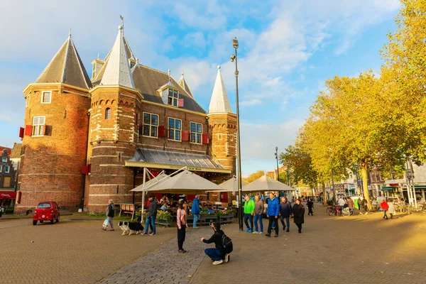 Amsterdam Hollanda Ekim 2019 Waag Kimliği Belirsiz Kişilerle Yüzyıldan Itibaren — Stok fotoğraf