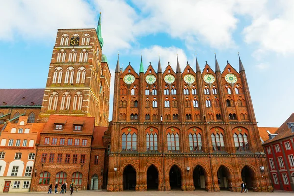 Stralsund Niemcy Maja 2018 Kościół Mikołaja Zabytkowy Ratusz Stralsundzie Niezidentyfikowanymi — Zdjęcie stockowe