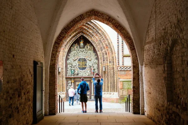 Stralsund Niemcy Maja 2018 Przejście Przez Patio Ratusza Stralsund Niezidentyfikowanymi — Zdjęcie stockowe