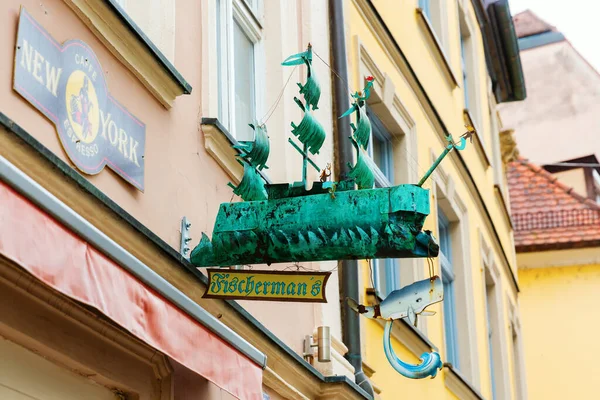 ドイツのバンベルク 6月14 2019 バンベルクの旧市街にあるアンティークショップの看板 バンベルクはバイエルン州の都市であり 中世の旧市街でよく知られている — ストック写真