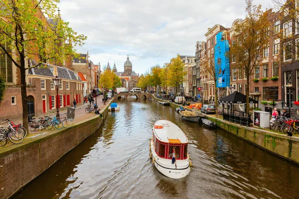 Amsterdam Oktober 2019 Stadsgezicht Met Gracht Amsterdam Met Niet Geïdentificeerde — Stockfoto