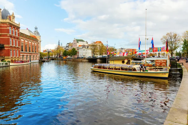 Amsterdam Niederlande Oktober 2019 Stadtbild Einem Kanal Amsterdam Mit Unbekannten — Stockfoto