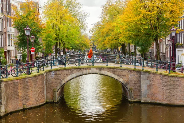荷兰阿姆斯特丹 2019年10月28日 城市景观 典型的运河在阿姆斯特丹 与身份不明的人 阿姆斯特丹是荷兰的首都和人口最多的城市 — 图库照片