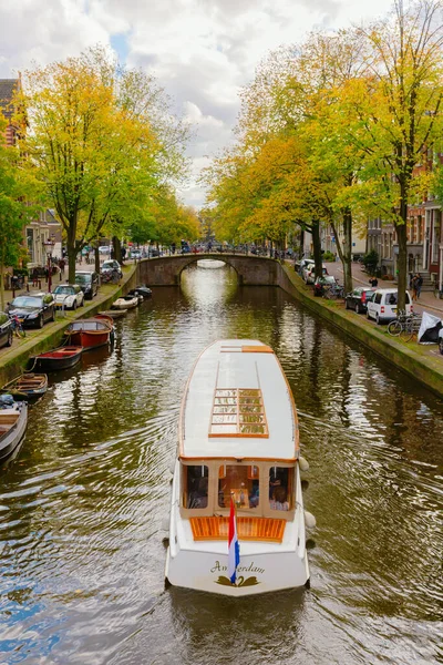 荷兰阿姆斯特丹 2019年10月28日 城市景观 典型的运河在阿姆斯特丹 与身份不明的人 阿姆斯特丹是荷兰的首都和人口最多的城市 — 图库照片